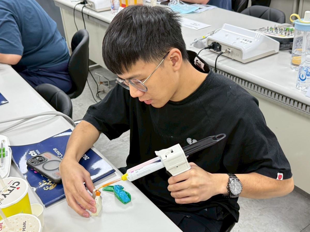 學員專注操作植牙器械，提升臨床技能